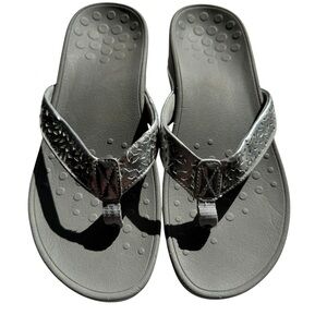Vionic Zuma Women’s Sz 9 Gray Silver Wedge Flip Flop Sandals